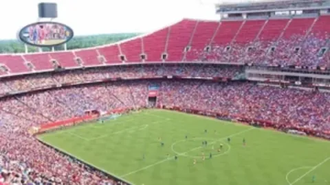 “29岁帕瓦尔庆生，欧冠赛场再显全能英姿”